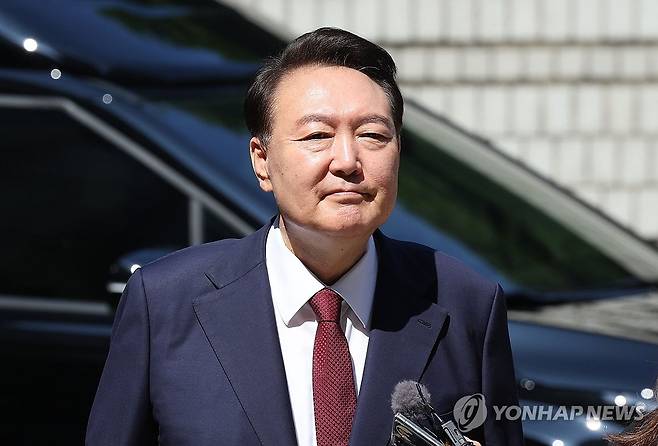 내란혐의 8차 공판 출석하는 윤석열 전 대통령 (서울=연합뉴스) 윤석열 전 대통령이 지난 23일 서울 서초구 서울중앙지방법원에서 열린 내란 우두머리 혐의·직권남용 권리행사 방해 혐의 사건 8차 공판에 출석하고 있다. 2025.6.23 [사진공동취재단] photo@yna.co.kr
