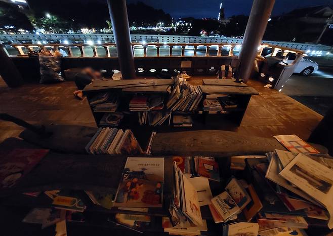 잠자는 취객들과 엉망으로 놓인 책들 [촬영 : 김동철]