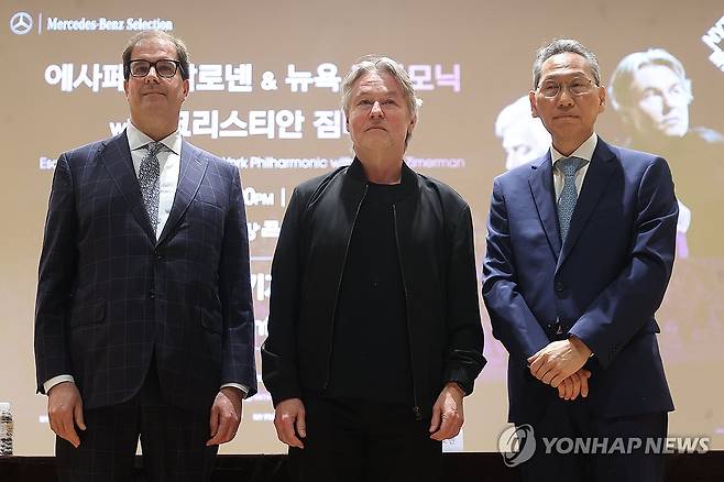 뉴욕 필하모닉 내한 기자간담회 (서울=연합뉴스) 류효림 기자 = 마티아스 타르노폴스키 뉴욕필하모닉 CEO(왼쪽부터), 에사페카 살로넨 지휘자, 김용관 마스트미디어 대표가 25일 서울 서초구 서울문화예술교육센터서초에서 열린 에사페카 살로넨 & 뉴욕 필하모닉 with 크리스티안 짐머만 공연 기자간담회에서 포즈를 취하고 있다. 2025.6.25 ryousanta@yna.co.kr