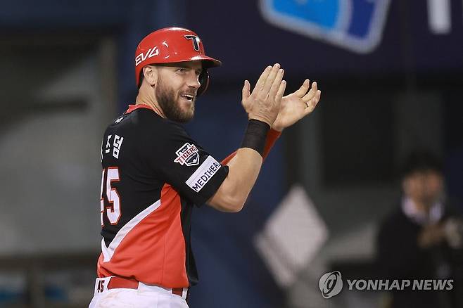 김태군 희생플라이에 3루 주자 위즈덤 득점 (서울=연합뉴스) 신현우 기자 = 4일 서울 잠실야구장에서 열린 프로야구 2025 신한 SOL 뱅크 KBO리그 KIA 타이거즈와 두산 베어스의 경기.
    8회초 1사 2, 3루 KIA 김태군 희생플라이 때 득점한 3루 주자 위즈덤이 김태군을 바라보며 손뼉 치고 있다. 2025.6.4 nowwego@yna.co.kr