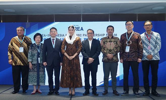 '한-인도네시아 경제 파트너십 포럼' 24일 인도네시아 자카르타에서 열린 '한-인도네시아 경제 파트너십 포럼'에서 참석자들이 기념 촬영을 하고 있다.
[주인도네시아한국대사관 제공. 재판매 및 DB 금지]