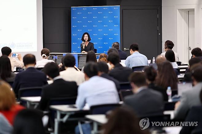 발언하는 북한 이탈주민 (서울=연합뉴스) 윤동진 기자 = 25일 서울글로벌센터에서 열린 '유엔 북한인권서울사무소, 피해자 및 증인이 바라보는 지난 10년 간의 조선민주주의인민공화국 내 인권 상황' 공개세션에서 북한 이탈주민이 발언하고 있다. 2025.6.25 mon@yna.co.kr