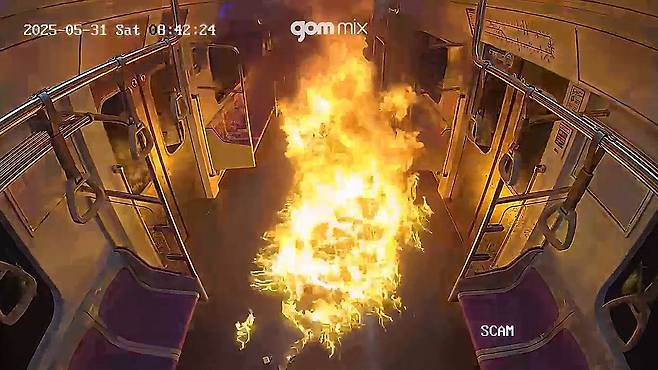 지하철 방화 60대 구속기소 "테러 준하는 살상행위"…CCTV 공개 (서울=연합뉴스) 서울남부지검 '지하철 5호선 방화 사건' 전담수사팀(팀장 손상희 부장검사)은 25일 살인미수와 현존전차방화치상, 철도안전법 위반 혐의로 원모(67)씨를 구속기소 했다고 밝혔다. 경찰 단계에서는 없었던 살인미수 혐의 등이 추가 적용됐다. 사진은 방화 현장. 2025.6.25  [서울남부지검 제공. 재판매 및 DB 금지] photo@yna.co.kr