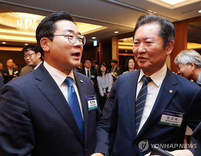 정청래-박찬대 의원, '2025 경향포럼' 참석 (서울=연합뉴스) 더불어민주당 당 대표에 출마한 정청래 의원과 박찬대 의원이 25일 서울 중구 롯데호텔에서 열린 '2025 경향포럼'에서 내빈들과 인사하고 있다. 2025.6.25 [국회사진기자단] photo@yna.co.kr