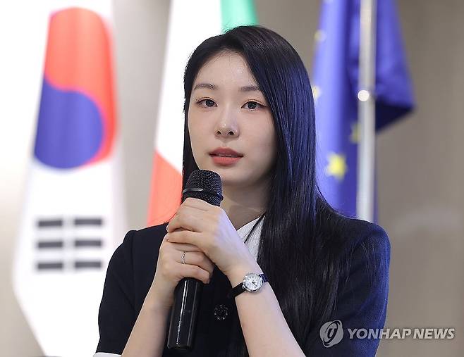 피겨 김연아, 2026 동계올림픽 설명회 참석 (서울=연합뉴스) 류영석 기자 = 25일 서울 강남구 가로수길 하이스트리트이탈리아에서 열린 2026 밀라노·코르티나담페초 동계 올림픽 및 패럴림픽 공식 설명회에서 '피겨여왕' 김연아가 인사말을 하고 있다. 2025.6.25 ondol@yna.co.kr