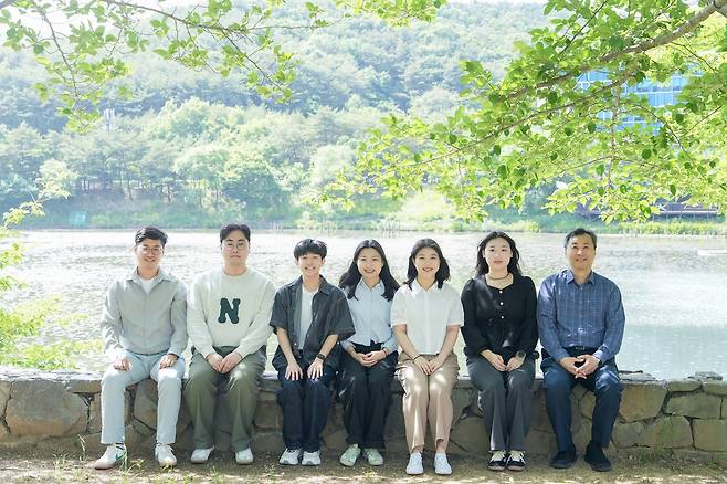 연구진 모습 왼쪽부터 UNIST 김명수 교수, 표창우 연구원, 이승찬 연구원, 김다현 연구원(제1저자), 서다빈 연구원(제1저자), 류지연 연구원, 윤태식 교수. [울산과학기술원 제공. 재판매 및 DB 금지]