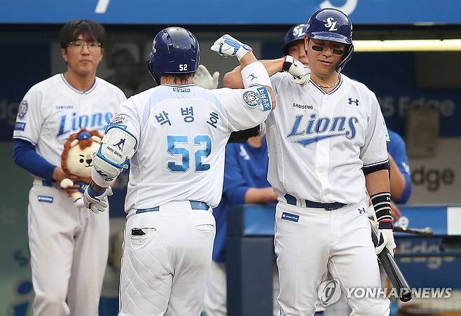 '솔로홈런' (대구=연합뉴스) 김현태 기자 = 25일 대구 삼성라이온즈파크에서 열린 2025 프로야구 한화 이글스와 삼성 라이온즈의 경기. 3회 말 무사 상황에서 타석에 선 삼성 박병호가 솔로 홈런을 친 후 덕아웃으로 들어가며 기뻐하고 있다. 2025.6.25 mtkht@yna.co.kr