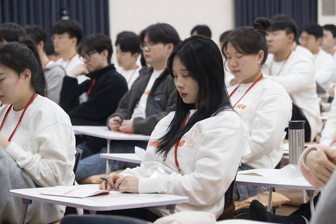 대학생 참가자들이 자기계발 명상에 집중하고 있는 모습.