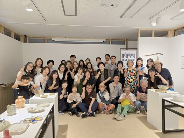 ▲ 충북보건과학대학교 평생직업융합학과 공예트랙 성인학습자 30명이 졸업작품 전시회가 열리고 있는 음성군 창작예술촌 제2전시실에서 단체사진을 찍고 있다./충북보건과학대 제공