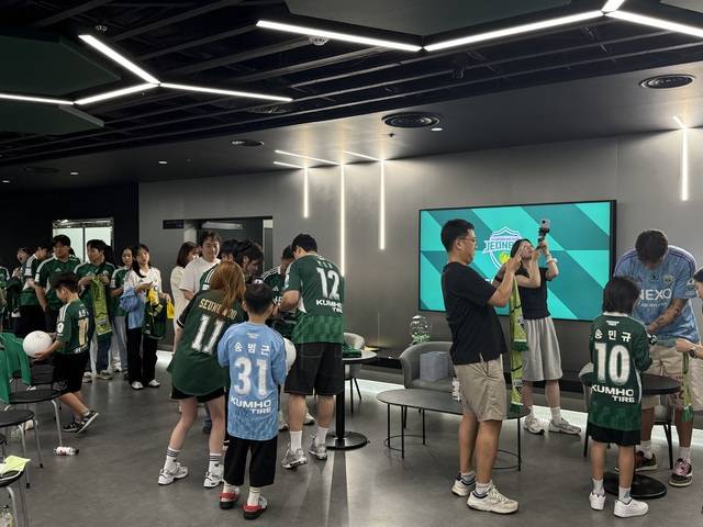 지난 25일 오후 7시부터 진행된 전북현대 '축구톡톡' 공개 방송에 당첨된 팬(방청객)들이 송범근, 이승우 선수에게 사인을 받고 있다. 박현우 기자