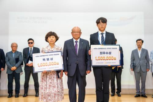 ◇‘제35회 강원특별자치도 지역학연구발표대회’가 26일 고성문화원에서 열렸다. 올해 최우수상은 춘천문화원 소속 오문환씨가 수상했다. 사진=강원특별자치도문화원연합회 제공