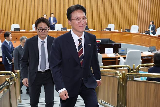 김민석 국무총리 후보자가 지난 25일 서울 국회에서 열린 인사청문회가 자료 제출 등을 둘러싼 여야 대립으로 파행이 지속되자 후보자석을 잠시 떠나고 있다. 연합뉴스&nbsp;