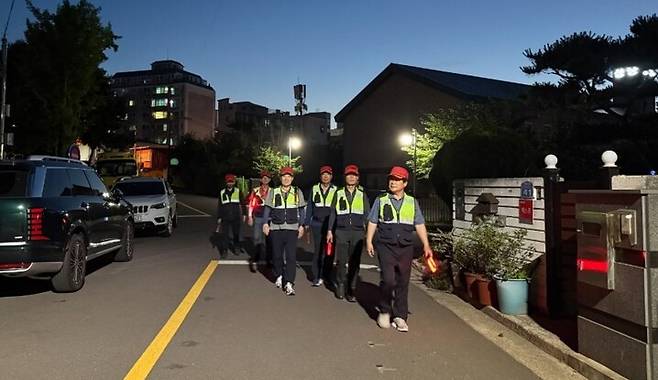 '여성안심순찰대'가 야간 순찰을 하고 있다. 울산시 제공.