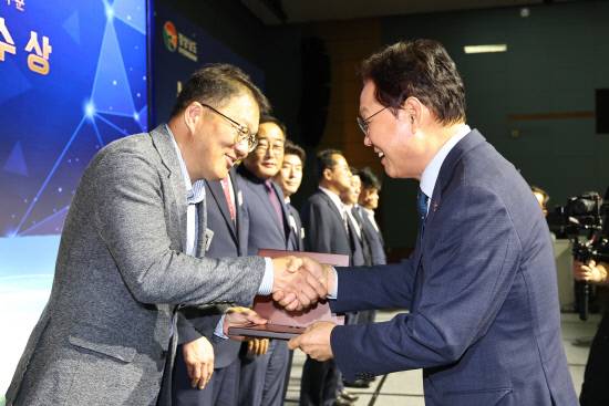 26일 열린 '경상남도 농수산물 수출탑 시상식'에서 박완수 도지사가 장금용 창원시 제1부시장에게 수출 우수시군 최우수을 시상하고 있다. 사진=경남도
