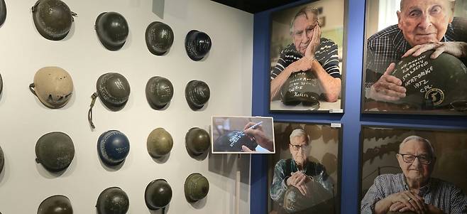 한국전쟁 참전용 헬멧을 촬영하다.