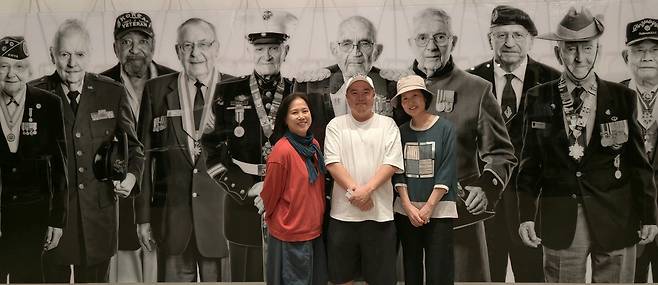 전시 관람 도중 라미 작가를 만나 그의 작품인 흑백군복 인물사진 앞에서 함께 찍다.