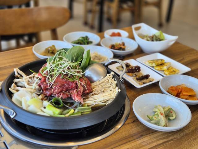 영도미학의 인기 메뉴인 소불고기 전골과 정갈한 반찬.