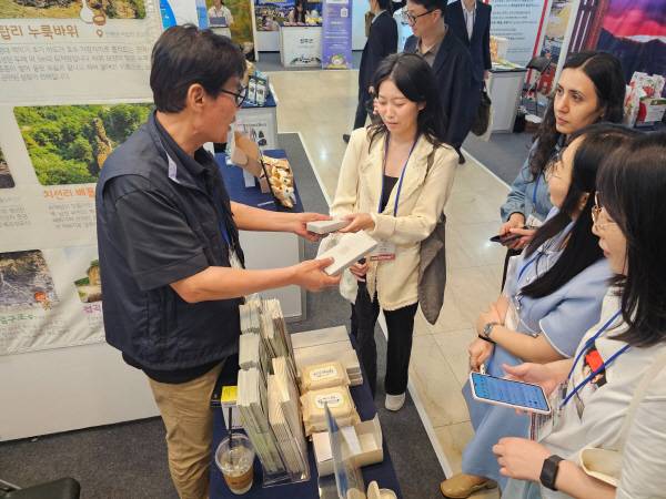 의성군 지역주민이자 국가지질공원 해설사인 박무창 씨가 25일 경주시 코모도호텔에서 열린 '제98차 한국관광학회 국제학술대회' 현장에서 외국인 대학원생들에게 의성 국가지질공원의 주요 지질명소와 해설 콘텐츠에 대해 설명하고 있다. 의성군