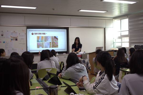 포항중앙여고 세계시민반 동아리 담당 채하정 교사가 일본 문화와 일본 후우링 장식 만들기 방법에 대해 교수하고 있다.
