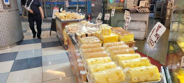 계란값이 상승세를 이어가면서 계란을 주재료로 사용하는 빵집과 김밥집 등 소상공인들의 고충이 갈수록 깊어지고 있다. 사진은 26일 오후 대구 중구의 한 빵집 매대에 빵이 진열된 모습. 권영진 기자