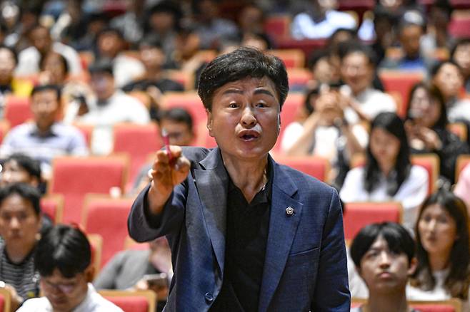 26일 대구 북구 iM뱅크 제2본점 대강당에서 열린 도시철도망 구축계획 주민공청회에서 김종일 대구서구의회 의원이 서구 노선 반영을 촉구하며 강하게 발언하고 있다. 대구광역시가 주최한 이날 공청회는 철도 소외 지역 주민들의 관심 속에 치열한 질의응답이 이어졌다. 이현덕기자 lhd@yeongnam.com