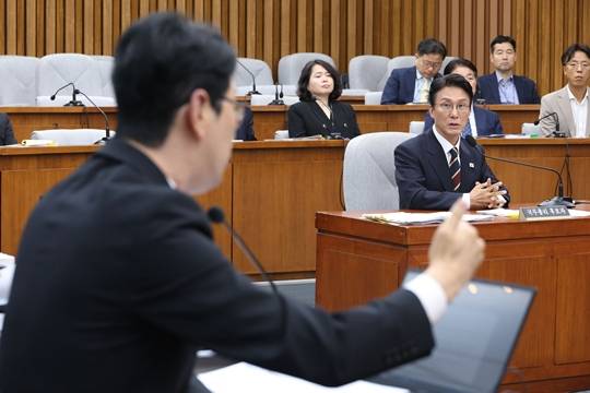 김민석 국무총리 후보자가 국회 인사청문회에서 주진우 국민의힘 의원의 질의에 답변하고 있다. (출처 : 뉴스1)