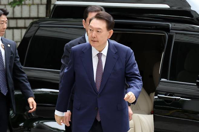 윤석열 전 대통령이 지난 16일 서울 서초구 서울중앙지방법원에서 열린 내란 우두머리 혐의·직권남용 권리행사 방해 혐의 사건 7차 공판에 출석하고 있다. (사진=공동취재단)
