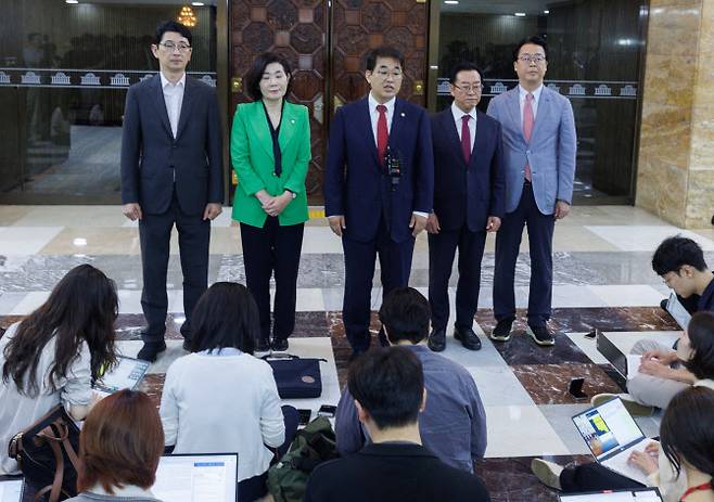 김민석 국무총리 후보자 인사청문특별위원회 국민의힘 간사를 맡고 있는 배준영 의원이 26일 서울 여의도 국회 로텐더홀에서 기자회견을 하고 있다. (사진 = 국회사진기자단)