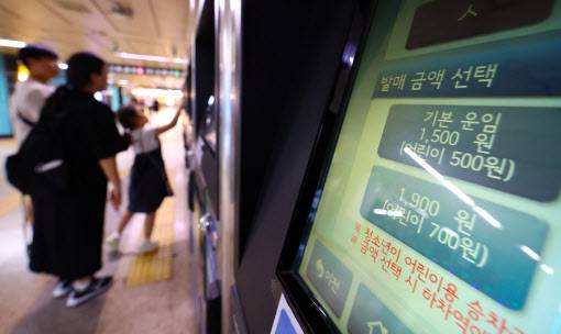 오는 28일 첫 차부터 수도권 지하철 교통카드 기본요금이 현행 1400원에서 1550원으로 150원 인상되는 가운데 지난 23일 서울 시내 한 지하철역 개찰구에서 시민들이 탑승권을 구입하고 있다. (사진=뉴시스)