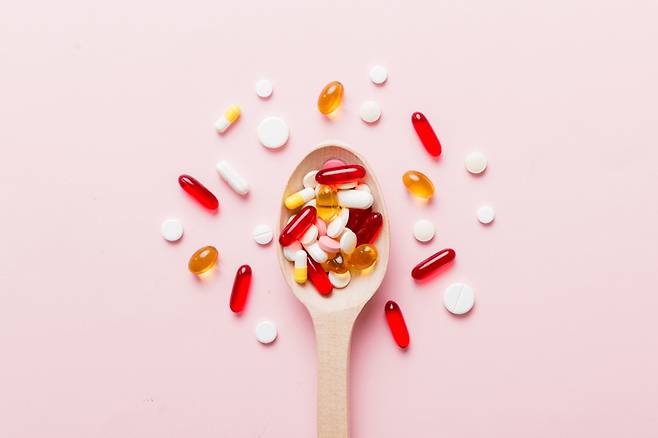 비타민C는 다양한 형태로 출시돼 흔히 볼 수 있다. 수용성이어서 소변을 통해 몸 밖으로 쉽게 배출되지만 특정 약물을 복용하거나 질롼이 있는 사람에겐 결코 안전하지 않다. 보충제가 아닌 식품으로 비타민 C를 섭취하거나 일일 복용량을 잘 지키는 게 좋다..