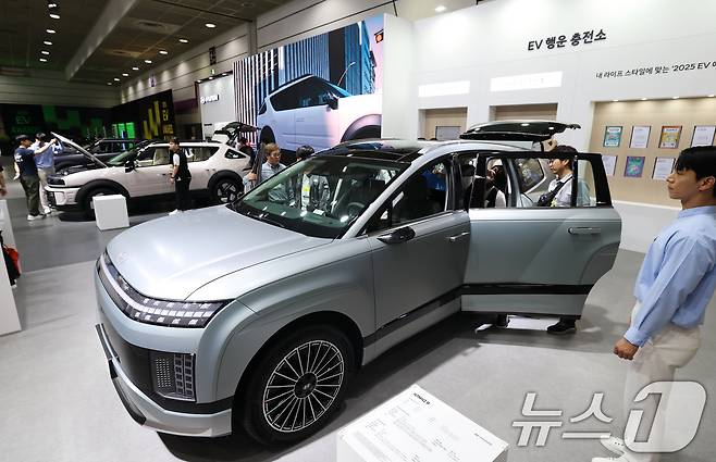 3일 오전 서울 강남구 코엑스에서 열린 'EV트렌드코리아 2025'에서 방문객들이 현대자동차의 전동화 플래그십 SUV '아이오닉 9'을 살펴보고 있다. 2025.6.3/뉴스1 ⓒ News1 오대일 기자