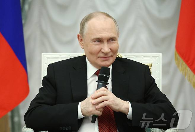 러시아의 블라디미르 푸틴 대통령이 2025년 6월 12일 모스크바 크렘린에서 우크라이나 전쟁에 참여한 러시아 군인과 재향군인을 위한 "영웅의 시간＂ 프로젝트 참가자들과 회의에 참석하고 있다. 2025.6.12 ⓒ 로이터=뉴스1 ⓒ News1 강민경 기자