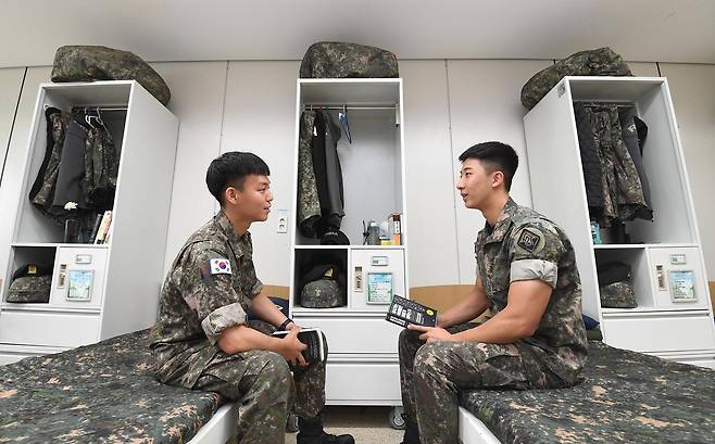 병사들이 생활관에서 대화를 나누고 있는 모습.(국방일보 제공)