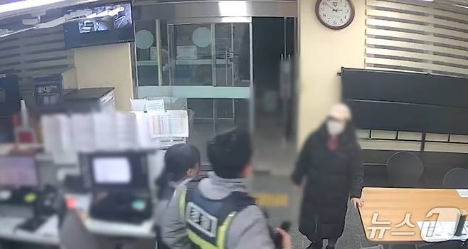 파출소 찾은 A 씨 부모. (경기남부경찰청 제공. 재판매 및 DB 금지) 2025.6.26/뉴스1