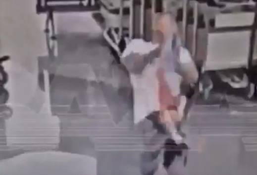 24일(현지시간) 벨라루스 출신의 블라디미르 비트코프(31)가 러시아 모스크바 셰레메티예보 공항에서 아프가니스탄 출신의 생후 18개월 아기인 야즈단을 들어 올려 바닥에 내동댕이치는 모습. <출처=인도 NDTV 유튜브 영상 갈무리>