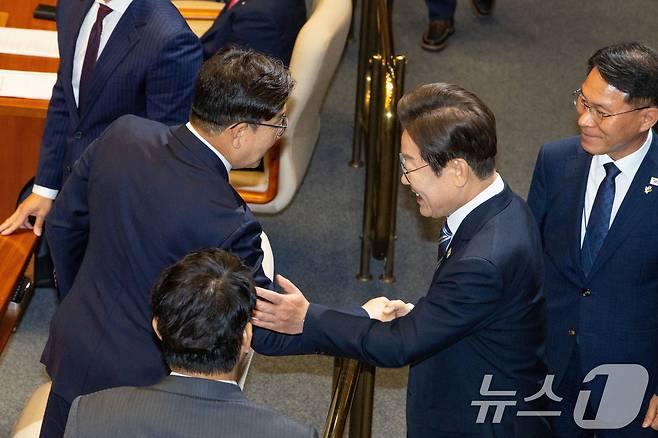 이재명 대통령이 26일 서울 여의도 국회 본회의장에서 2025년도 제2회 추가경정예산안에 대한 정부의 시정연설을 마친 후 권성동 국민의힘 전 원내대표와 인사나누고 있다. 2025.6.26/뉴스1 ⓒ News1 국회사진기자단