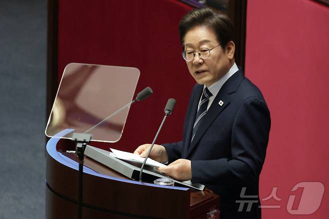 이재명 대통령이 26일 오전 국회 본회의장에서 추가경정예산에 대한 시정연설을 하고 있다. 2025.6.26/뉴스1 ⓒ News1 국회사진기자단