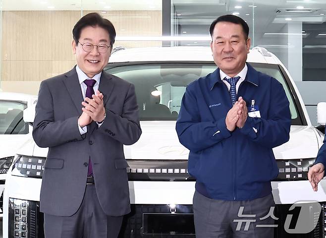지난 2월 당시 더불어민주당 대표였던 이재명 대통령이 충남 아산시 현대자동차 아산공장을 방문, 이동석 현대차 사장과 기념촬영을 했다. 2025.2.20/뉴스1 ⓒ News1 김민지 기자