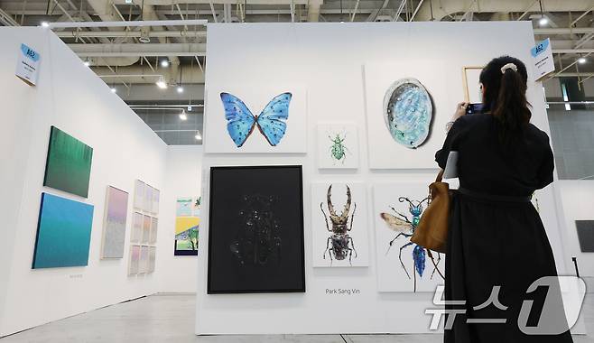 26일 오전 경기 수원시 영통구 수원컨벤션센터에서 열린 '2025 화랑미술제 in 수원'에서 다양한 회화, 조각, 미디어, 설치 등 미술작품들이 전시돼 있다. 2025.6.26/뉴스1 ⓒ News1 김영운 기자