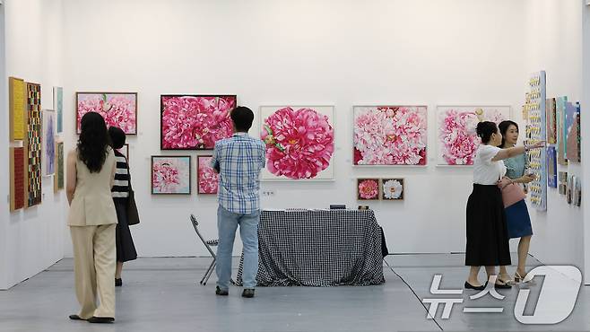 26일 오전 경기 수원시 영통구 수원컨벤션센터에서 열린 '2025 화랑미술제 in 수원'에서 다양한 회화, 조각, 미디어, 설치 등 미술작품들이 전시돼 있다. 2025.6.26/뉴스1 ⓒ News1 김영운 기자