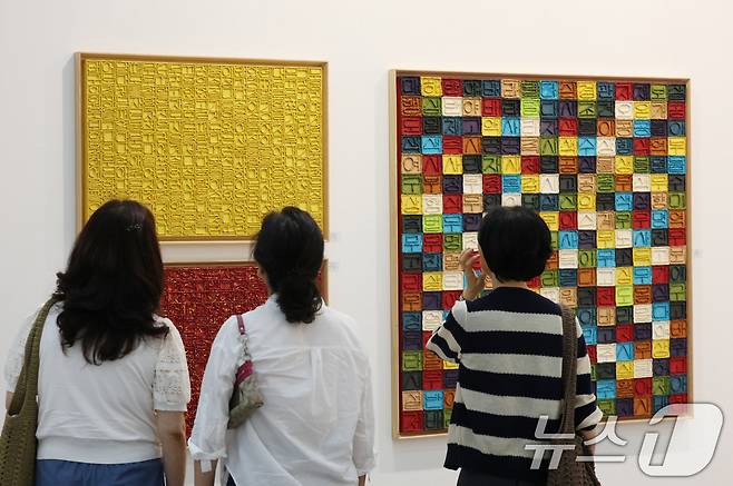 26일 오전 경기 수원시 영통구 수원컨벤션센터에서 열린 '2025 화랑미술제 in 수원'에서 다양한 회화, 조각, 미디어, 설치 등 미술작품들이 전시돼 있다. 2025.6.26/뉴스1 ⓒ News1 김영운 기자