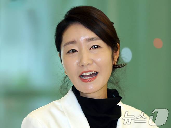 강선우 여성가족부 장관 후보자가 26일 오후 서울 종로구 이마빌딩에 마련된 인사청문회 사무실로 출근하며 소감을 밝히고 있다. 2025.6.26/뉴스1 ⓒ News1 황기선 기자