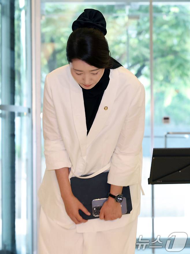 강선우 여성가족부 장관 후보자가 26일 오후 서울 종로구 이마빌딩에 마련된 인사청문회 사무실로 출근하며 취재진에게 인사하고 있다. 2025.6.26/뉴스1 ⓒ News1 황기선 기자