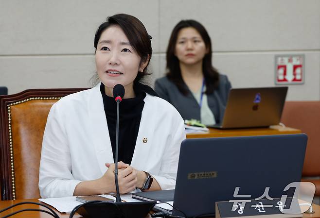 여성가족부 장관 후보자로 지명된 강선우 더불어민주당 간사가 26일 오전 서울 여의도 국회에서 열린 제426회국회(임시회) 보건복지위원회 제1차 전체회의에서 지명 소감을 밝히고 있다. 2025.6.26/뉴스1 ⓒ News1 안은나 기자