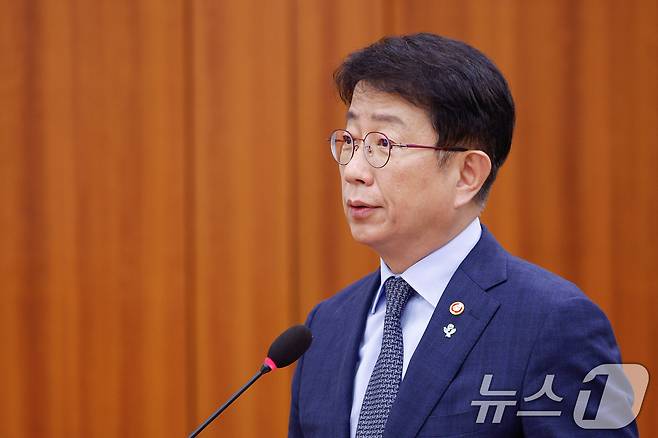 박상우 국토교통부 장관이 26일 서울 여의도 국회에서 열린 제426회국회(임시회) 국토교통위원회 제2차 전체회의에서 추경안 통과에 따른 정부측 인사말을 하고 있다. 2025.6.26/뉴스1 ⓒ News1 안은나 기자