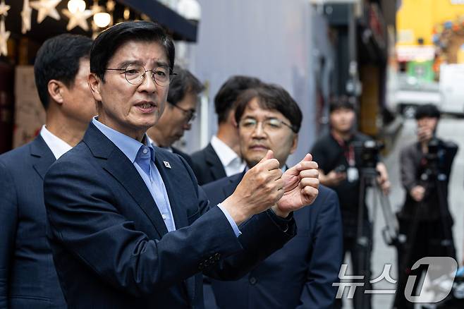 이해식 국정기획위원회 정치행정분과장이 26일 오후 서울 용산구 이태원 참사 현장인 '10.29 기억과 안전의 길'을 찾아 관계자와 대화하고 있다. 2025.6.26/뉴스1 ⓒ News1 이승배 기자