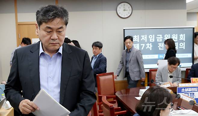 26일 세종시 정부세종청사에서 고용노동부에서 열린 최저임금위원회 제7차 전원회의에 이인재위원장을 비롯한 공익위원들이 입장하고 있다. 2025.6.26/뉴스1 ⓒ News1 김기남 기자