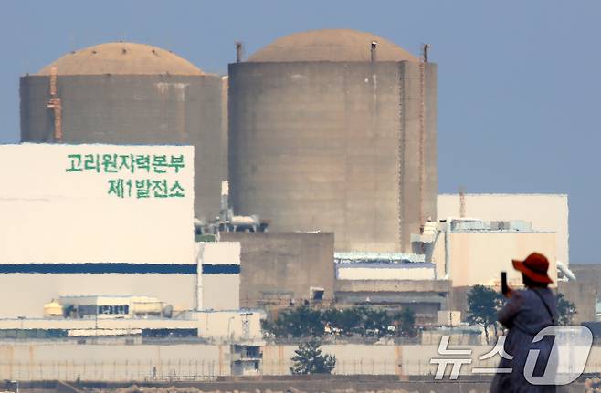 부산 기장군 장안읍 고리 1호기(오른쪽) 모습. 2025.6.26/뉴스1 ⓒ News1 윤일지 기자
