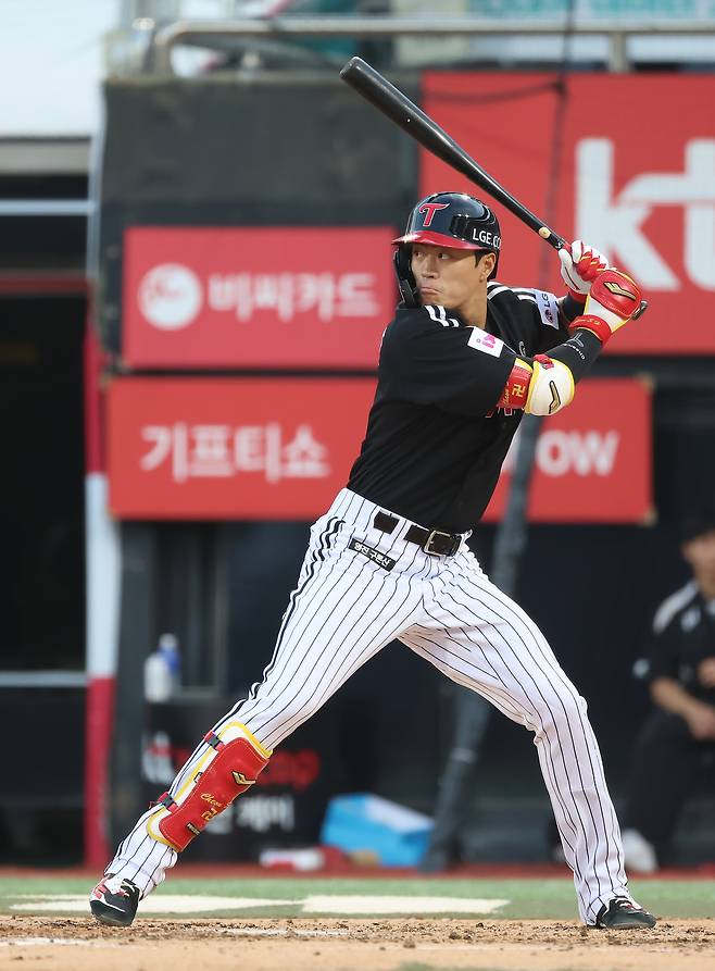 LG 트윈스 유니폼을 입은 천성호가 26일 열린 KBO리그 수원 KT 위즈전에서 4-3 역전승을 이끌었다. (LG 트윈스 제공)