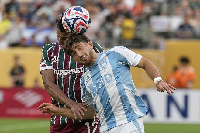 플루미넨시전에서 상대와 공중볼 경합하는 울산의 라카바(오른쪽). 사진 | 이스트러더퍼드=AF연합뉴스